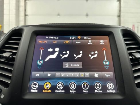 Used 2023 Jeep Cherokee Altitude Lux AWD/4WD image 30