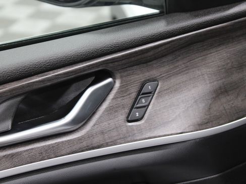 Used 2023 Jeep Grand Cherokee Limited w/ Black Appearance Package image 8