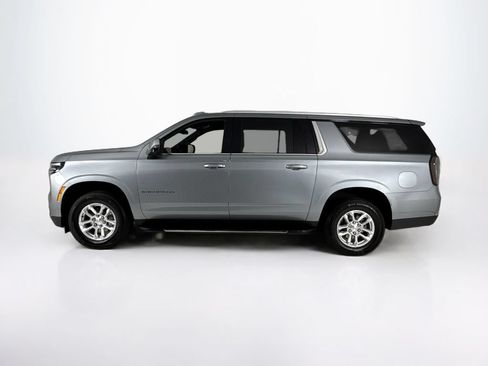 Used 2025 Chevrolet Suburban LT w/ Comfort Package RWD image 2