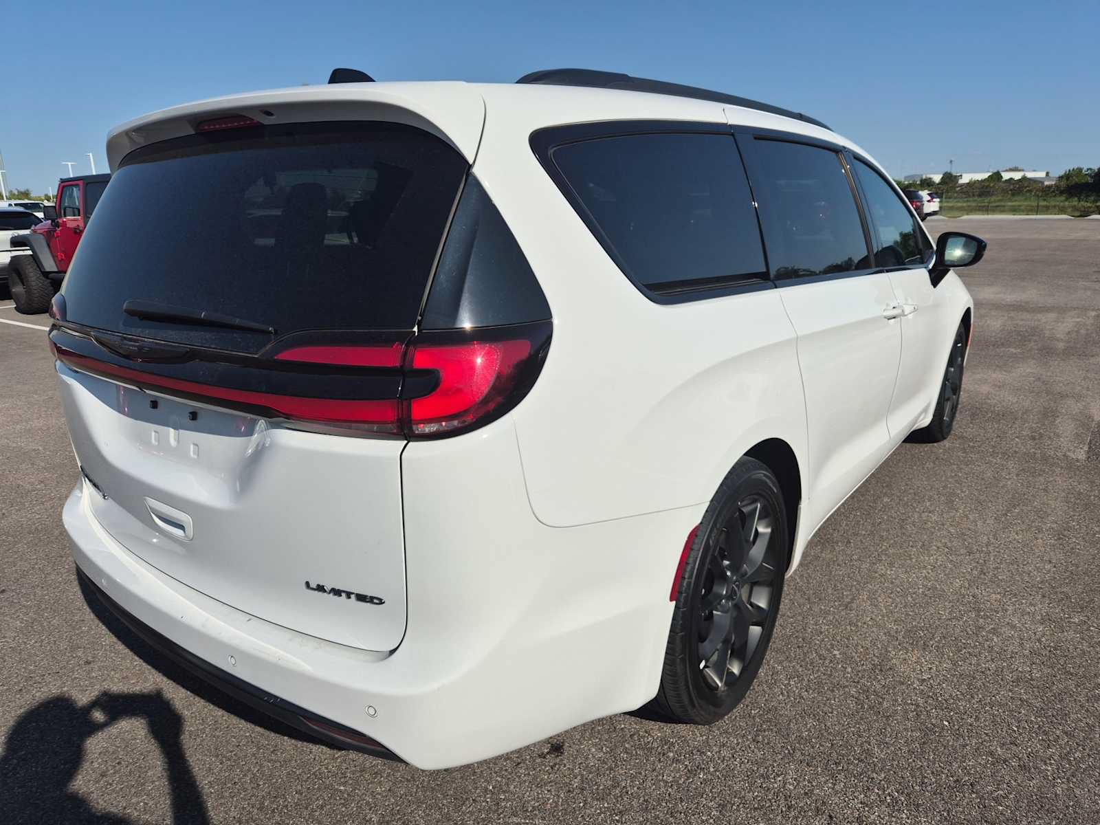 Used 2025 Chrysler Pacifica Limited FWD image 3