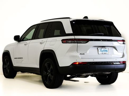 Used 2023 Jeep Grand Cherokee Altitude AWD/4WD image 9