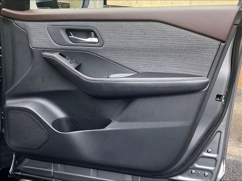 Used 2023 Nissan Rogue SV image 12