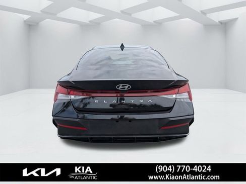 Used 2024 Hyundai Elantra SE image 4