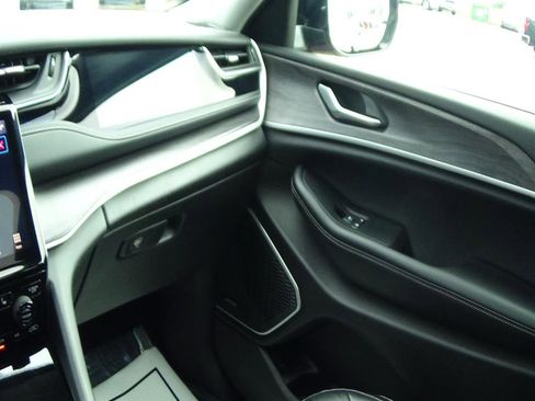 Used 2023 Jeep Grand Cherokee 4WD 4xe image 28