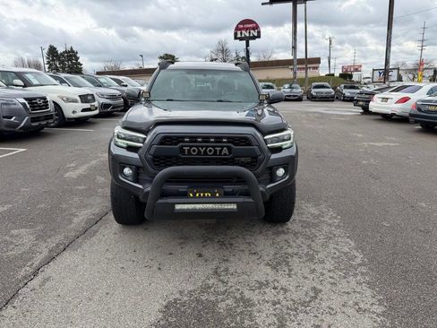 Used 2016 Toyota Tacoma TRD Off-Road w/ Premium & Technology Package AWD/4WD image 5