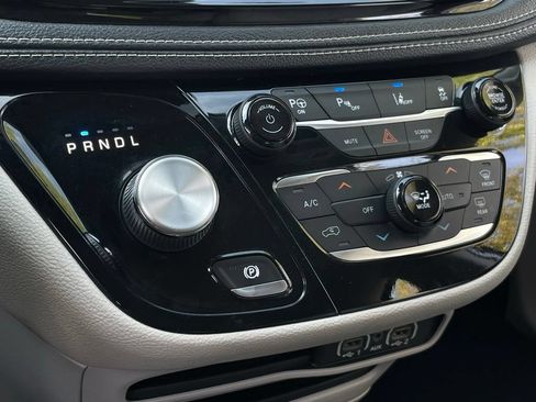 Used 2021 Chrysler Pacifica Touring-L FWD image 19