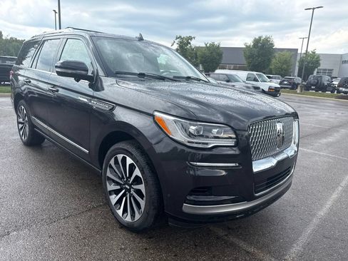 Used 2023 Lincoln Navigator Reserve AWD/4WD image 3