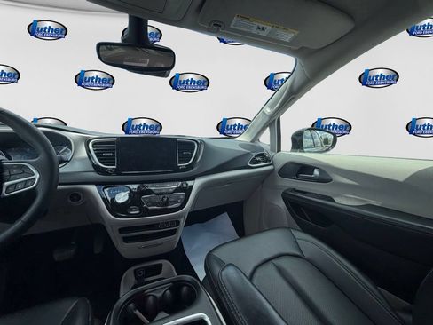 Used 2024 Chrysler Pacifica Touring-L FWD image 15