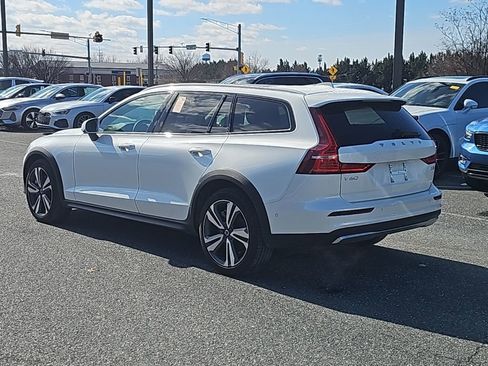 Used 2025 Volvo V60 B5 Cross Country Plus image 14