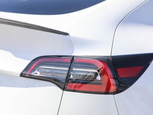 Used 2021 Tesla Model Y Long Range AWD/4WD image 9