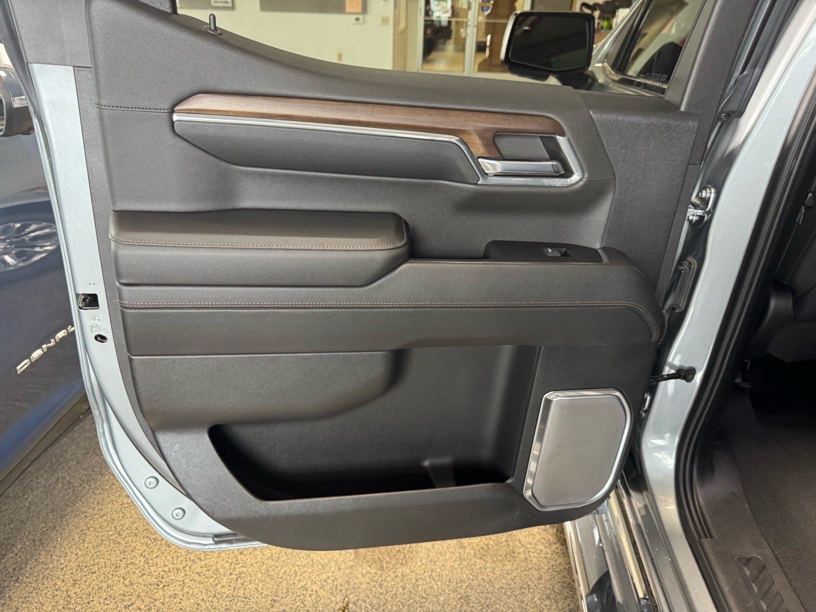Used 2024 Chevrolet Silverado 1500 High Country w/ High Country Premium Package AWD/4WD image 10