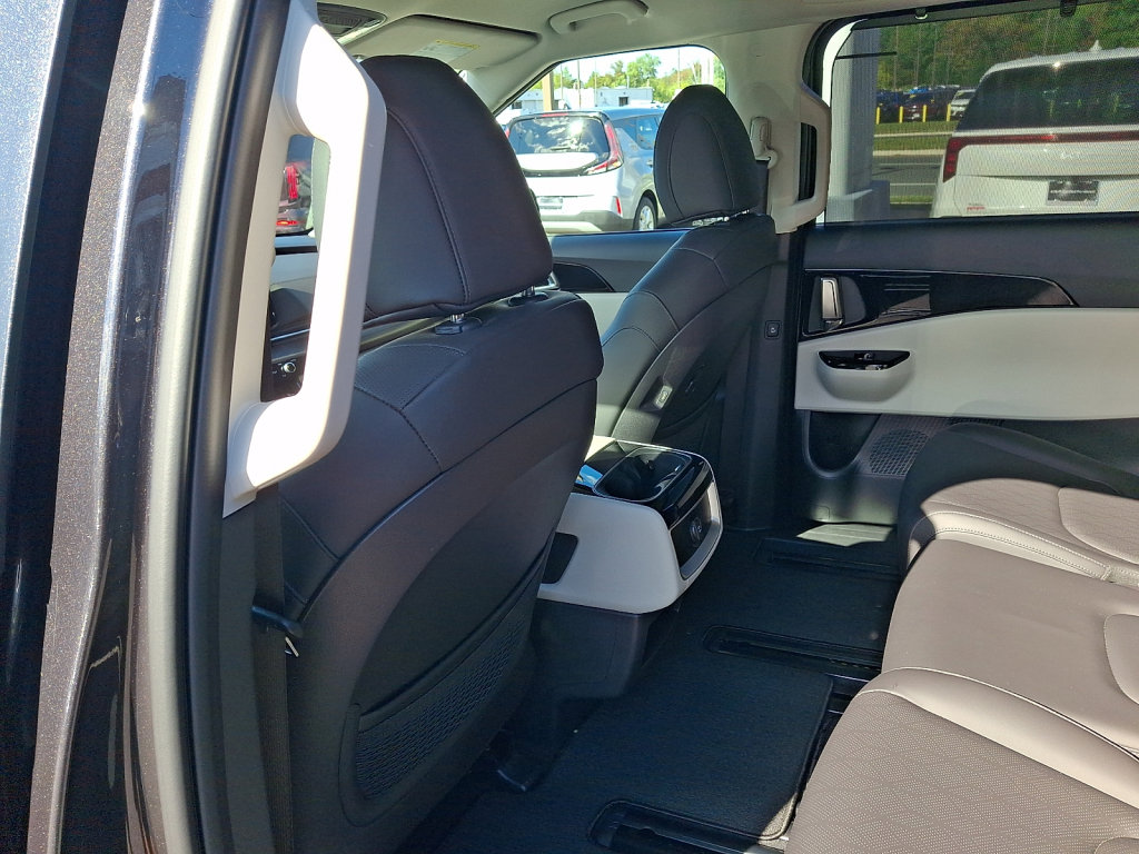 Used 2024 Kia Carnival EX FWD image 19
