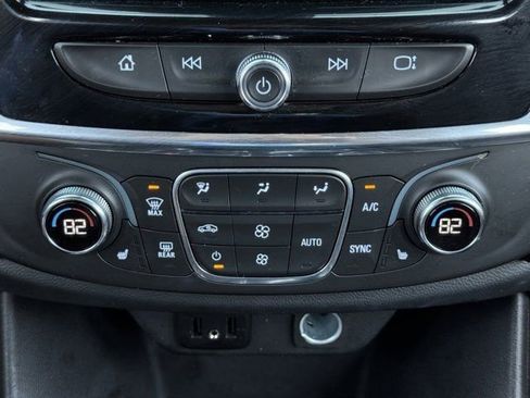 Used 2023 Chevrolet Traverse LT w/ Rear Camera Mirror Package FWD image 19