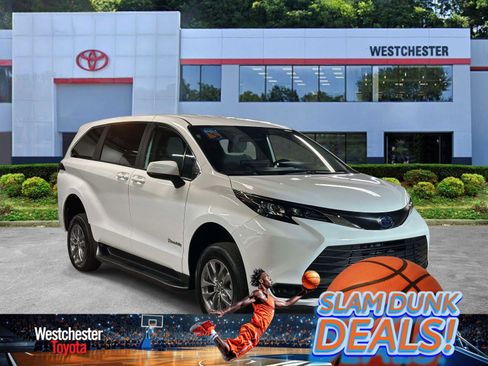 Used 2025 Toyota Sienna LE image 1