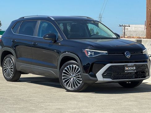 New 2026 Volkswagen Taos SE FWD image 2