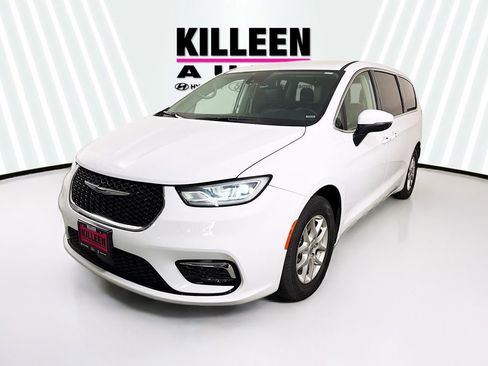 Used 2023 Chrysler Pacifica Touring-L image 3