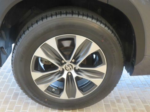 Used 2020 Toyota Highlander XLE FWD image 10