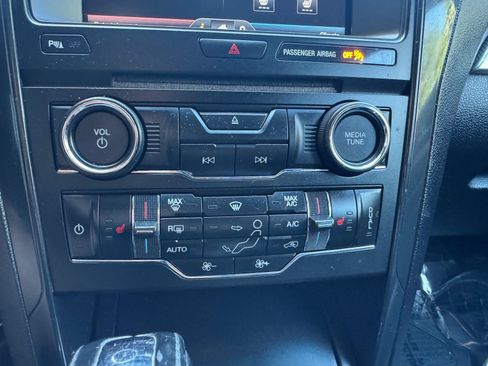 Used 2016 Ford Explorer XLT w/ Equipment Group 202A AWD/4WD image 27