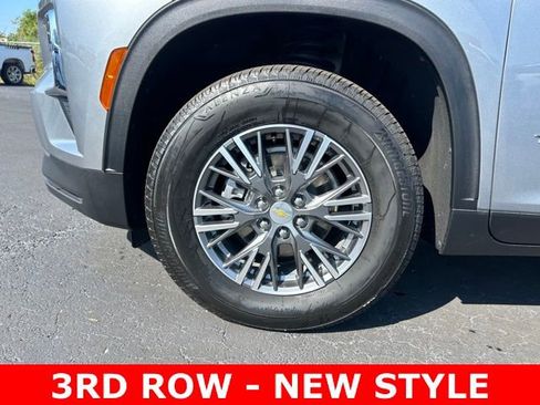 Used 2025 Chevrolet Traverse LT image 9