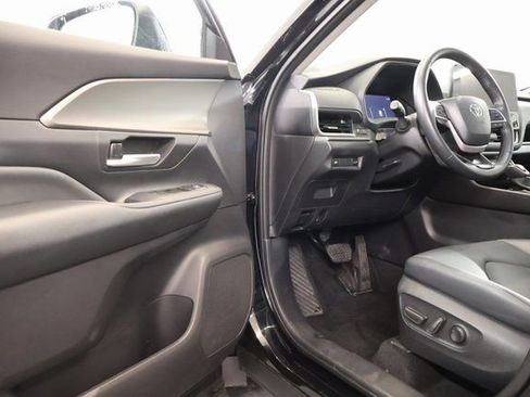 Used 2025 Toyota Grand Highlander AWD image 10