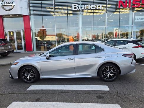 Used 2022 Toyota Camry SE image 11