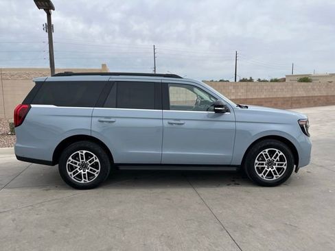 Used 2025 Ford Expedition Active AWD/4WD image 3