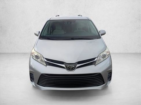 Used 2020 Toyota Sienna LE image 2