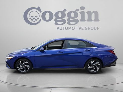 Used 2025 Hyundai Elantra SEL FWD image 2