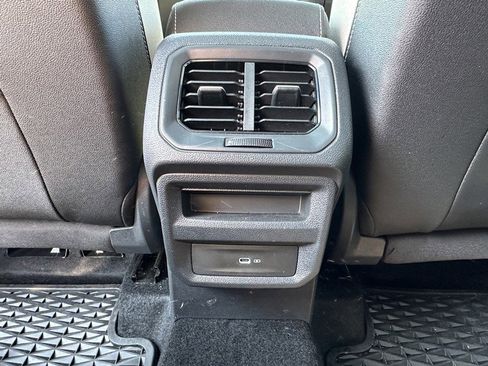 Used 2025 Volkswagen Taos SE w/ Panoramic Sunroof Package image 11