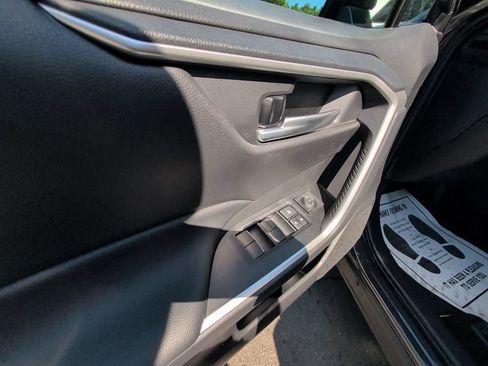 Used 2025 Toyota RAV4 XLE AWD/4WD image 11