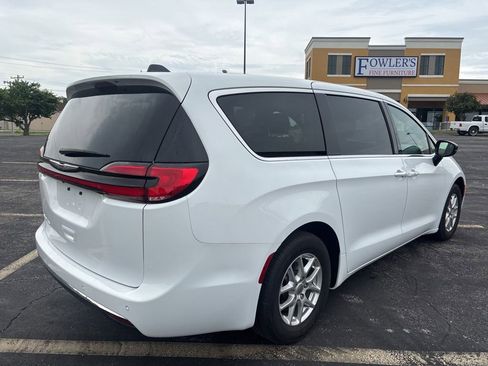 Used 2025 Chrysler Pacifica Select FWD image 5