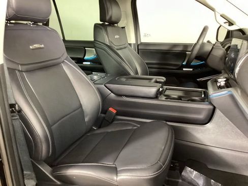 Used 2025 Ford Expedition Platinum w/ Driver's Package AWD/4WD image 20