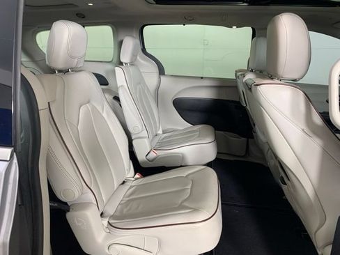 Used 2019 Chrysler Pacifica Limited w/ Advanced Safetytec Group FWD image 25