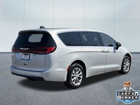 Used 2023 Chrysler Pacifica Touring-L AWD/4WD image 3