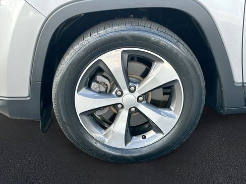 Used 2019 Jeep Cherokee Limited image 31