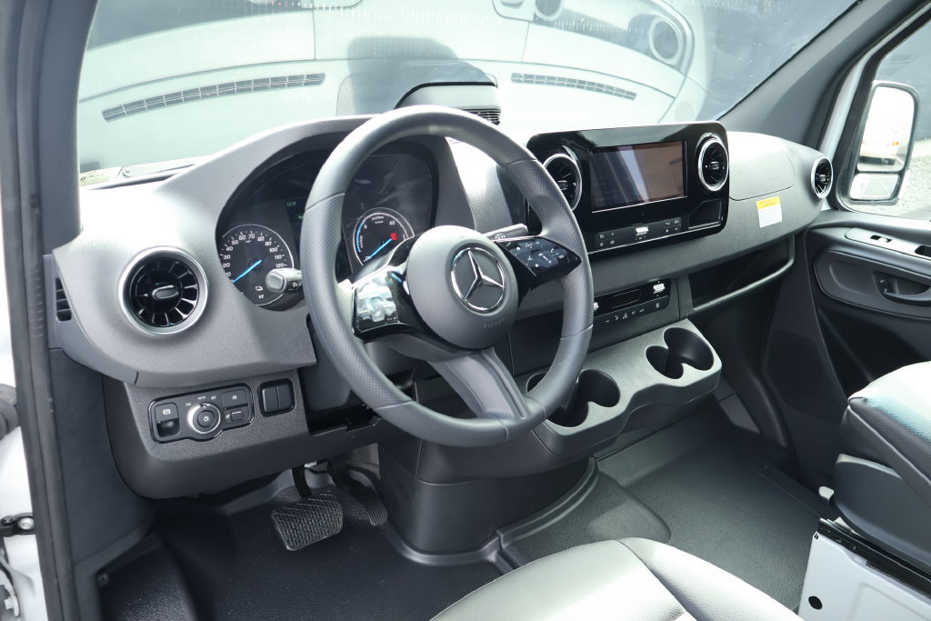 New 2025 Mercedes-Benz eSprinter 170 Cargo image 3