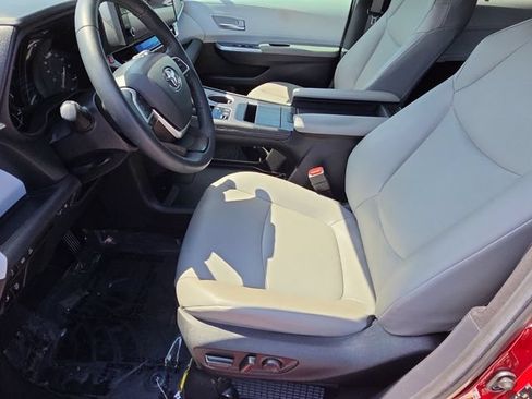 Used 2025 Toyota Sienna XLE w/ XLE Plus Package FWD image 10