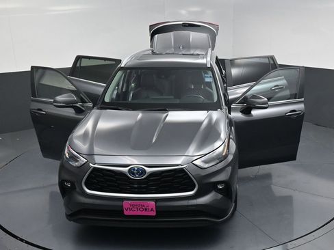 Used 2023 Toyota Highlander XLE FWD image 23