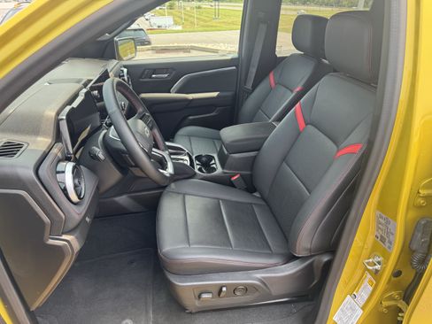 Used 2023 Chevrolet Colorado Z71 w/ Z71 Convenience Package 2 AWD/4WD image 12