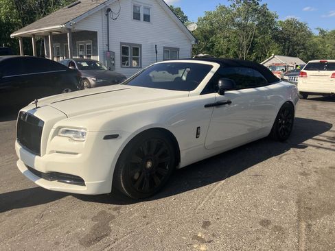 Used 2018 Rolls-Royce Dawn RWD image 3
