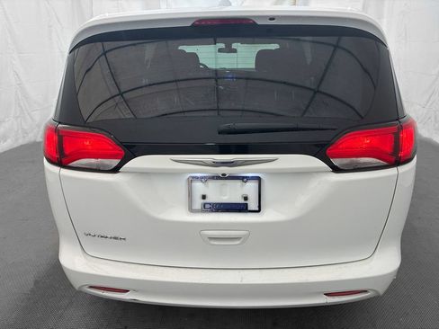 Used 2020 Chrysler Voyager LX w/ Cold Weather Group FWD image 5