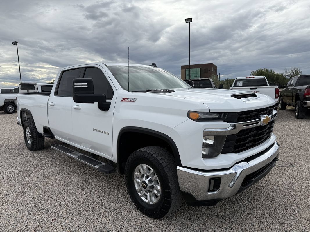 Used 2024 Chevrolet Silverado 2500 LT w/ Convenience Package AWD/4WD image 2