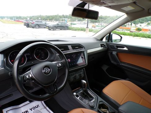 Used 2018 Volkswagen Tiguan SE w/ Panoramic Sunroof Package AWD/4WD image 9