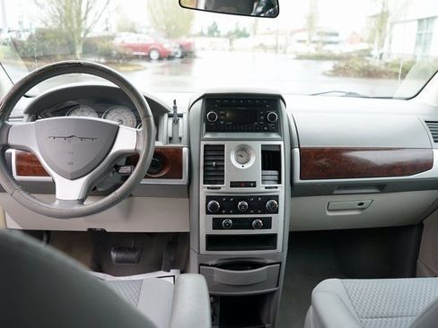 Used 2010 Chrysler Town & Country Touring image 6