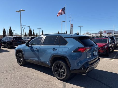 Used 2022 Toyota RAV4 SE image 6