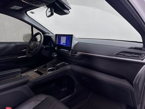 Used 2025 Toyota Sienna Platinum image 36
