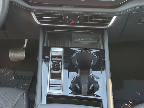 Used 2025 Volkswagen Atlas SE image 19