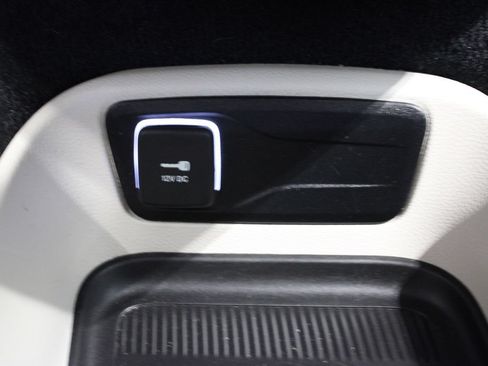 Used 2023 Chrysler Voyager LX FWD image 19