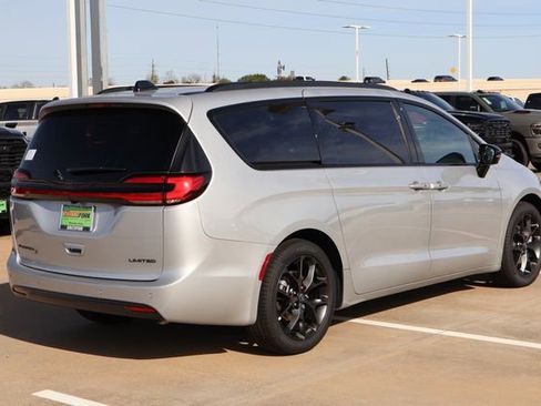 New 2026 Chrysler Pacifica Limited image 6