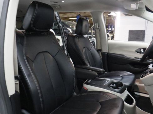 Used 2023 Chrysler Pacifica Touring-L FWD image 23